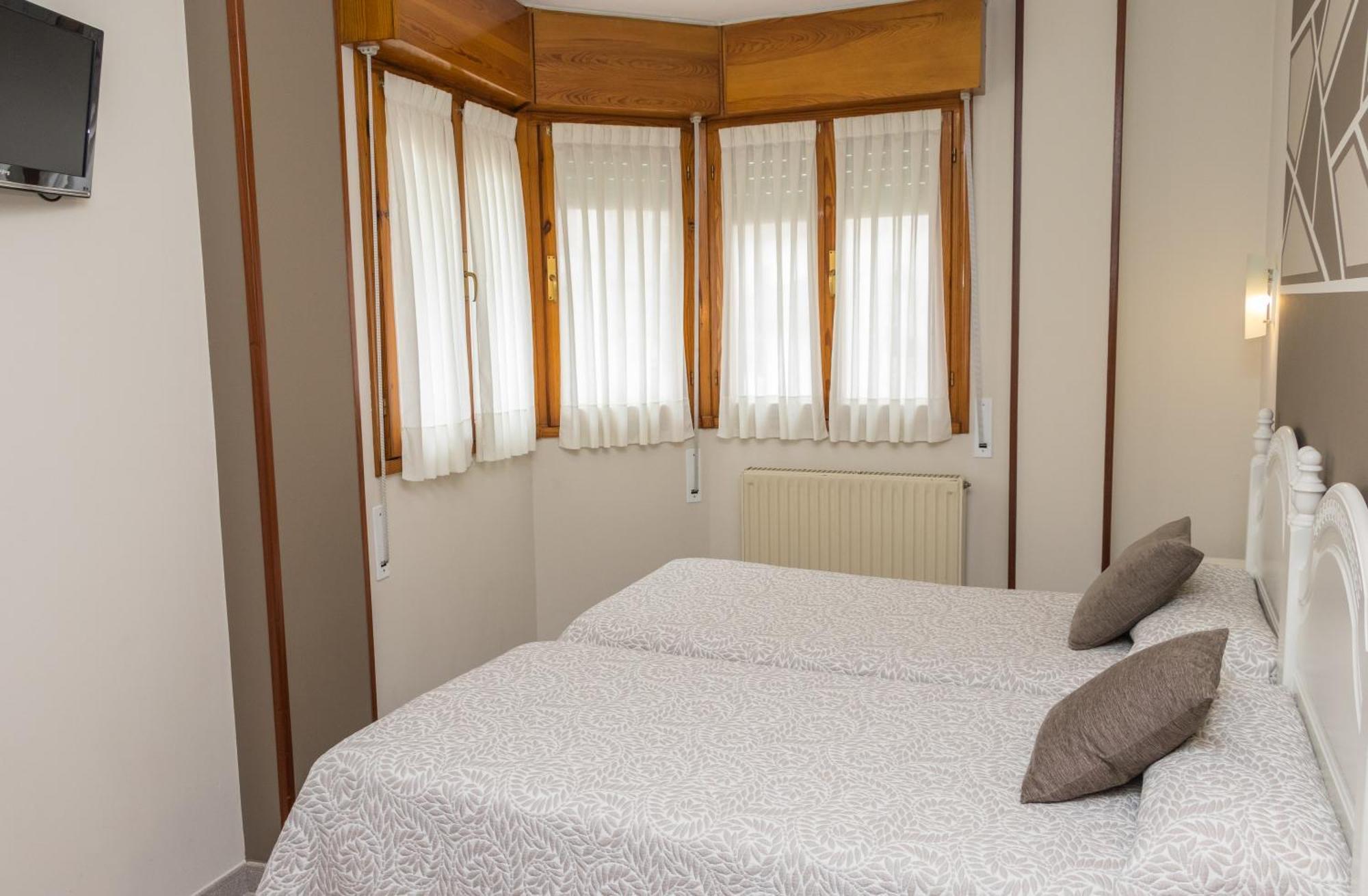 Hotel Plaza Cangas de Onis Ngoại thất bức ảnh