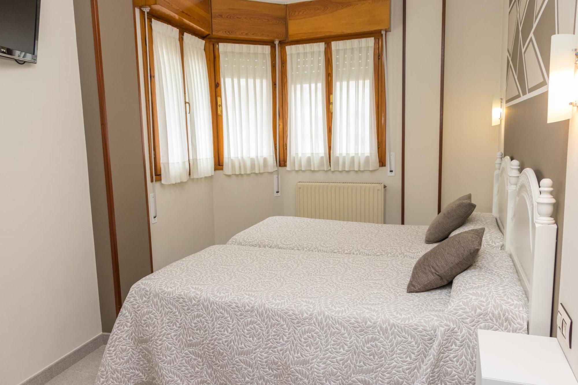 Hotel Plaza Cangas de Onis Ngoại thất bức ảnh